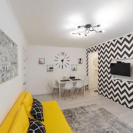 Flat 24 On Lesi Ukrainki 12 With 1 Bedroom Киев Екстериор снимка