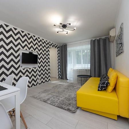 Flat 24 On Lesi Ukrainki 12 With 1 Bedroom Киев Екстериор снимка