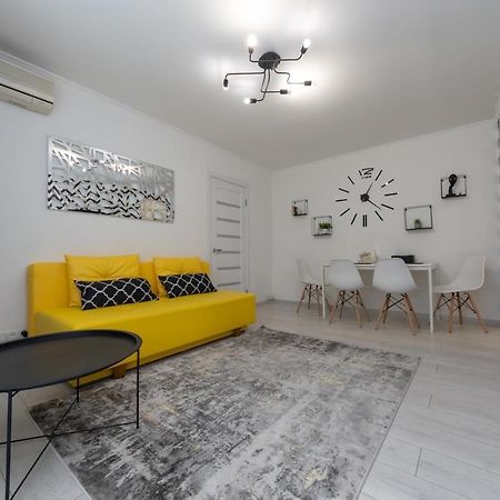 Flat 24 On Lesi Ukrainki 12 With 1 Bedroom Киев Екстериор снимка