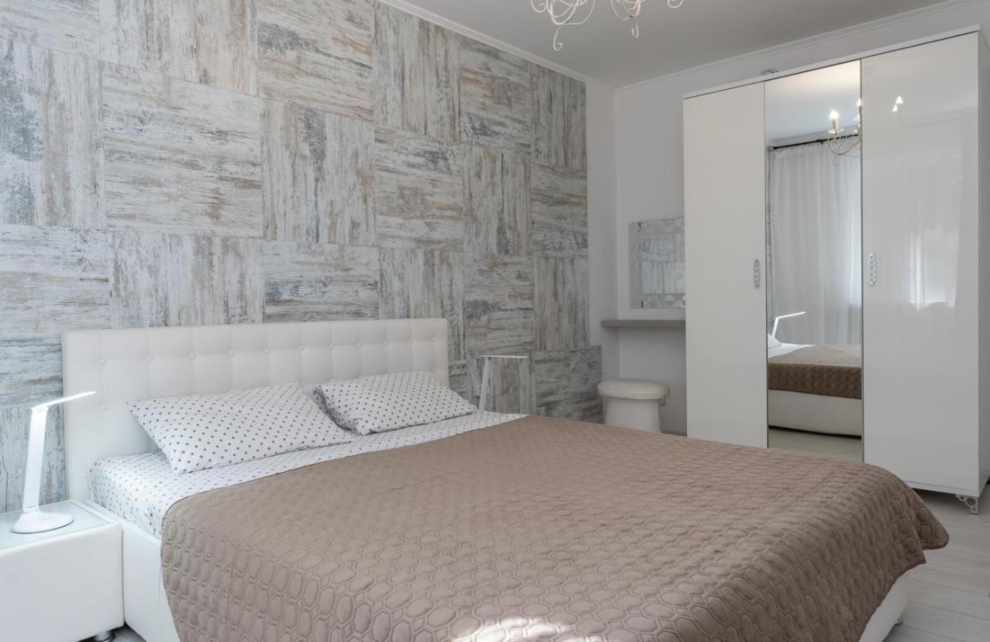 Flat 24 On Lesi Ukrainki 12 With 1 Bedroom Киев Екстериор снимка