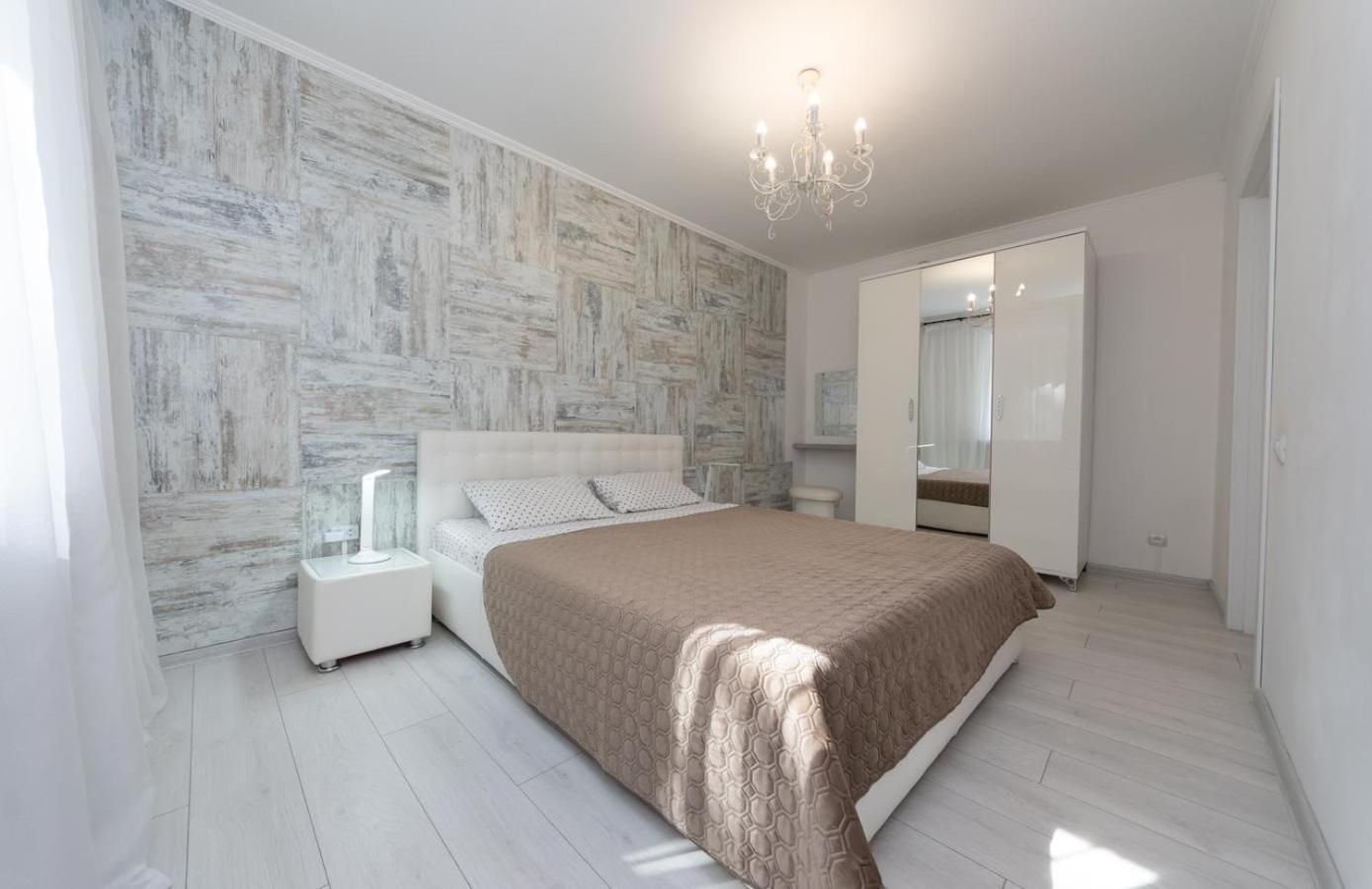 Flat 24 On Lesi Ukrainki 12 With 1 Bedroom Киев Екстериор снимка